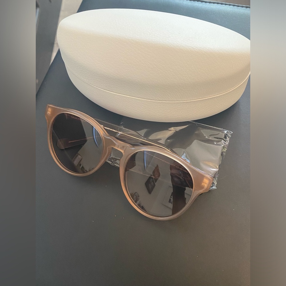 Ferragamo 52mm Tea Cup Sunglasses
Crystal sand